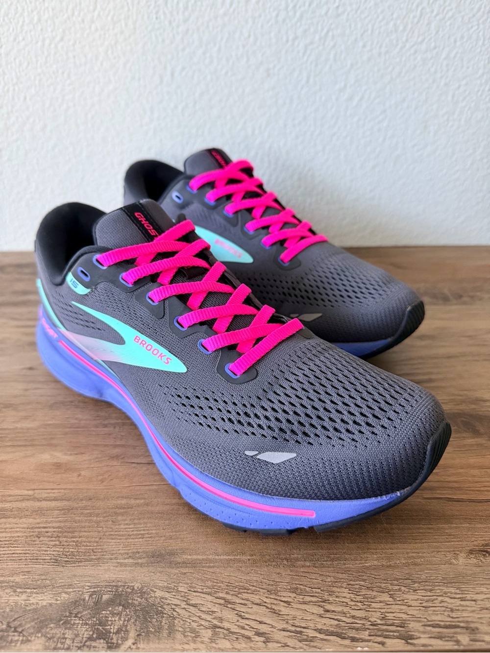 Brooks Womens Ghost 15 Black/Blue/Aruba (Size: 10-B) EXCELLENT/GREAT CONDITION!